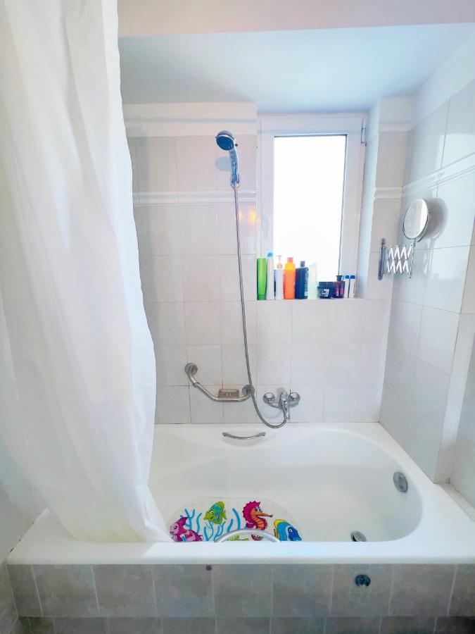 Cozy Fairytal Garden Apartment, Family Friendly, Free Parking, 15 Min To Airport เอเธนส์ ภายนอก รูปภาพ
