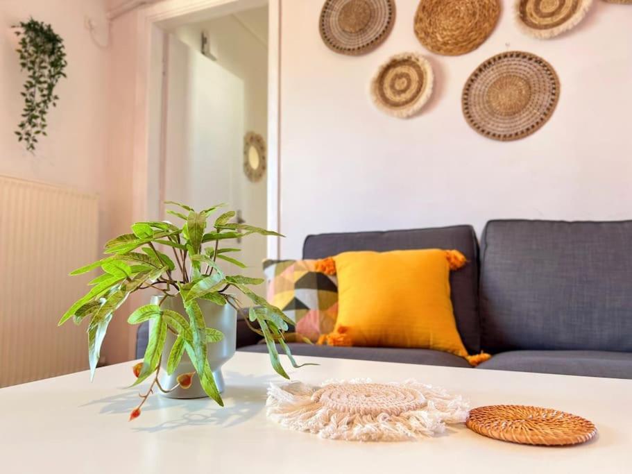 Cozy Fairytal Garden Apartment, Family Friendly, Free Parking, 15 Min To Airport เอเธนส์ ภายนอก รูปภาพ