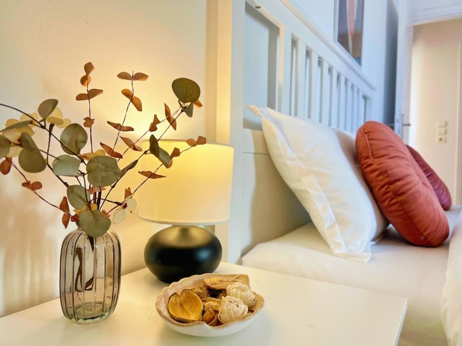Cozy Fairytal Garden Apartment, Family Friendly, Free Parking, 15 Min To Airport เอเธนส์ ภายนอก รูปภาพ
