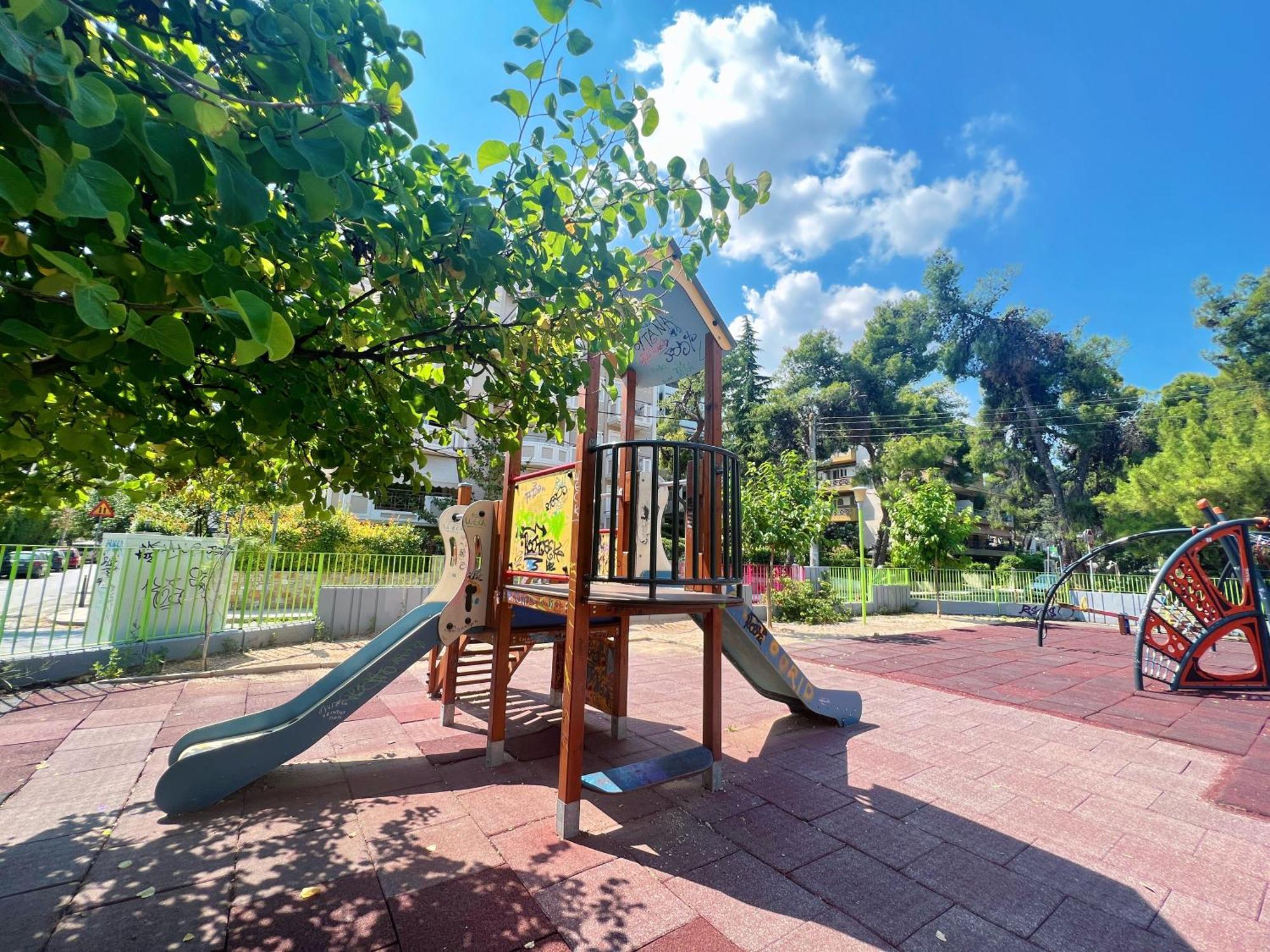 Cozy Fairytal Garden Apartment, Family Friendly, Free Parking, 15 Min To Airport เอเธนส์ ภายนอก รูปภาพ