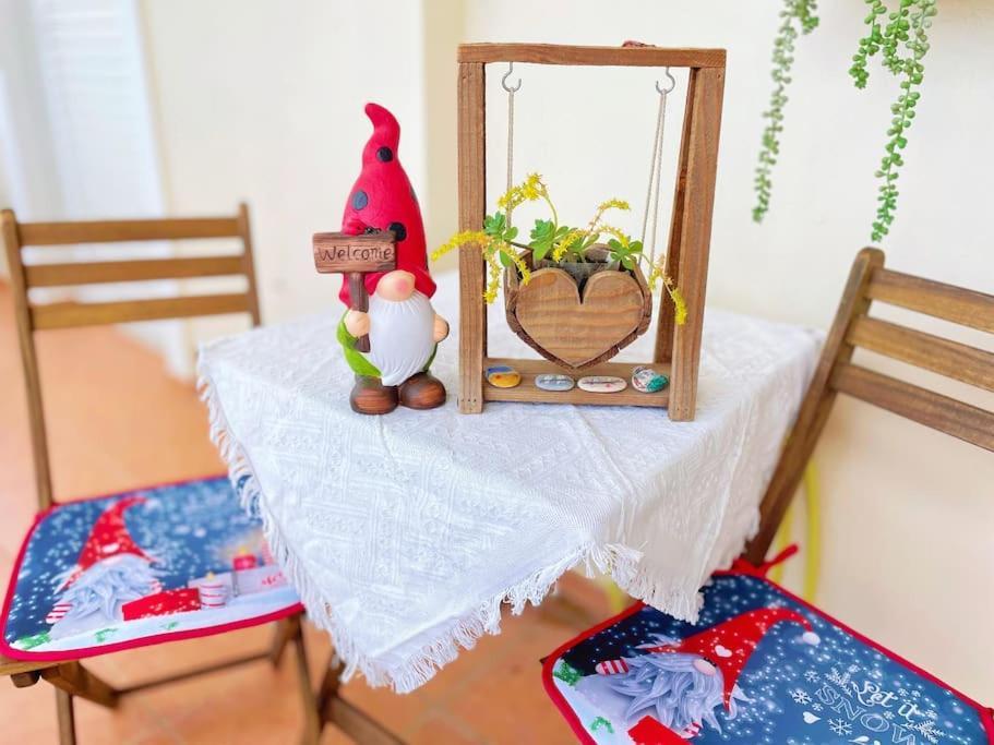 Cozy Fairytal Garden Apartment, Family Friendly, Free Parking, 15 Min To Airport เอเธนส์ ภายนอก รูปภาพ