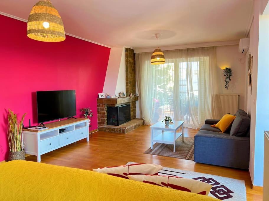 Cozy Fairytal Garden Apartment, Family Friendly, Free Parking, 15 Min To Airport เอเธนส์ ภายนอก รูปภาพ