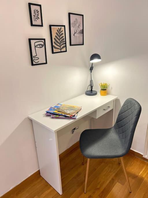 Cozy Fairytal Garden Apartment, Family Friendly, Free Parking, 15 Min To Airport เอเธนส์ ภายนอก รูปภาพ