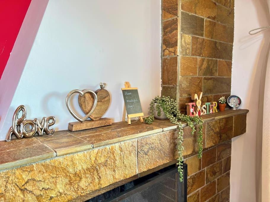 Cozy Fairytal Garden Apartment, Family Friendly, Free Parking, 15 Min To Airport เอเธนส์ ภายนอก รูปภาพ