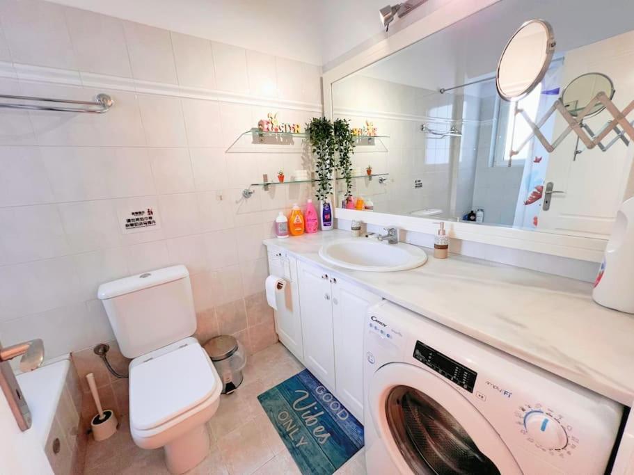 Cozy Fairytal Garden Apartment, Family Friendly, Free Parking, 15 Min To Airport เอเธนส์ ภายนอก รูปภาพ