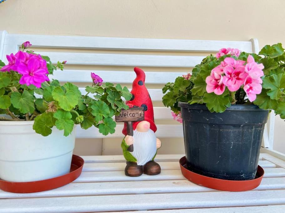 Cozy Fairytal Garden Apartment, Family Friendly, Free Parking, 15 Min To Airport เอเธนส์ ภายนอก รูปภาพ