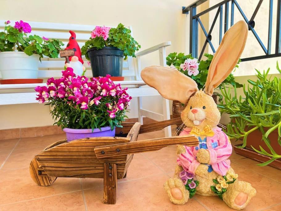 Cozy Fairytal Garden Apartment, Family Friendly, Free Parking, 15 Min To Airport เอเธนส์ ภายนอก รูปภาพ